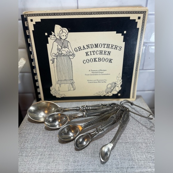 Country Kitchen ANTHROPOLOGIE 5 Piece Measuring Spoon Set on Safety Pin Holder - Picture 2 of 11